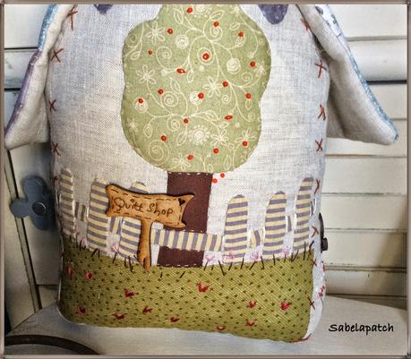 Casita sujeta-puertas, alfiletero