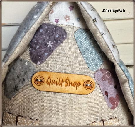 Casita sujeta-puertas, alfiletero