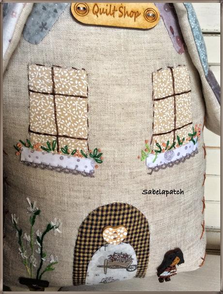 Casita sujeta-puertas, alfiletero