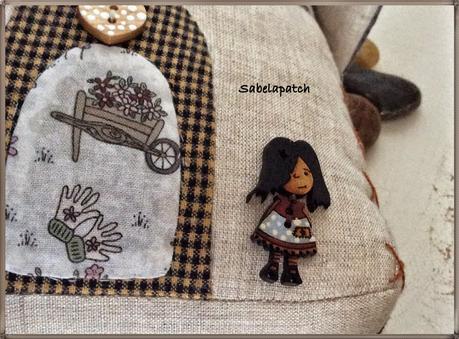 Casita sujeta-puertas, alfiletero