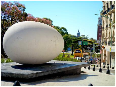 Esculturas clásicas y modernas en Buenos Aires, tienen algo compartido...