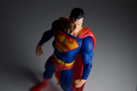 La pose de duro sólo le sirve a Superman porque no es real La pose de duro sólo le sirve a Superman porque no es real