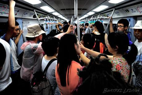 Vagón repleto de gente en algún metro de China |Foto de Beatriz Lizana metro
