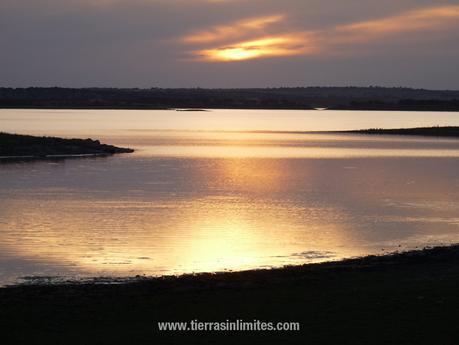Patrón de barco en el Alentejo Atardecer en el Gran Lago de Alqueva