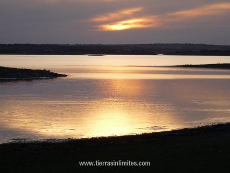 Atardecer en el Gran Lago de Alqueva