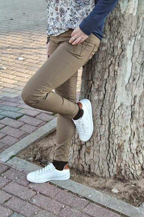 #LOOK. White Sneakers & Floral Print