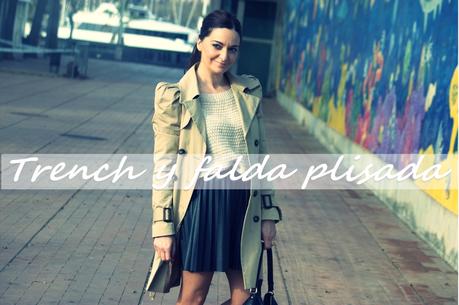 trench y falda plisada