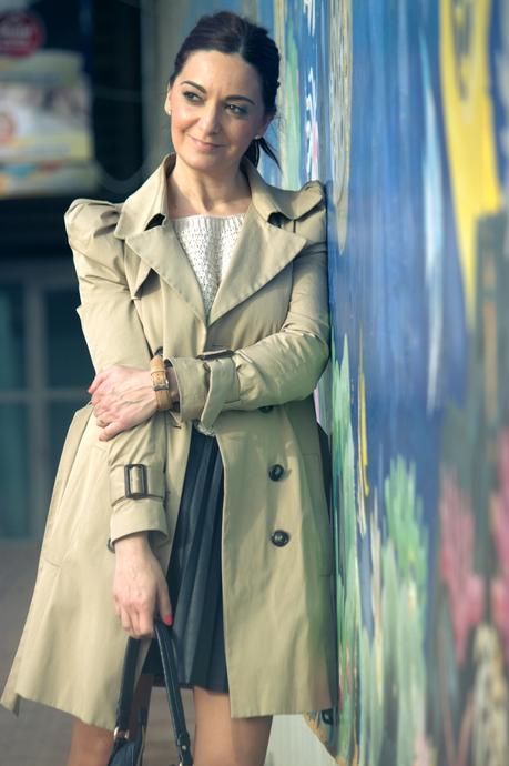 trench y falda plisada