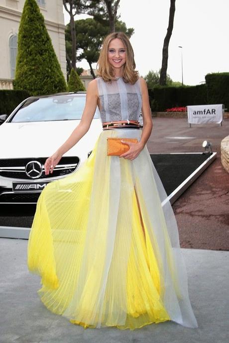 A DIFFERENT WEDDING GUEST INSPIRATION; CANDELA NOVEMBRE.-