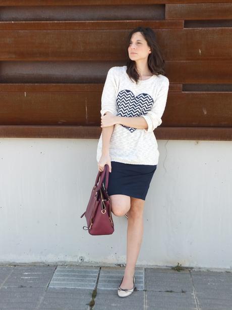 combinar jersey corazón falda azul