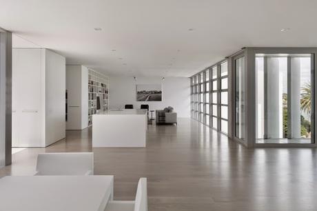 Luminosidad, amplitud y austeridad en el diseño interior de esta vivienda