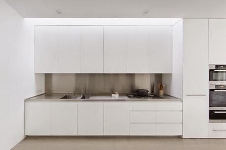 Luminosidad, amplitud y austeridad en el diseño interior de esta vivienda