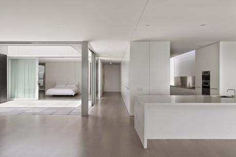 Luminosidad, amplitud y austeridad en el diseño interior de esta vivienda