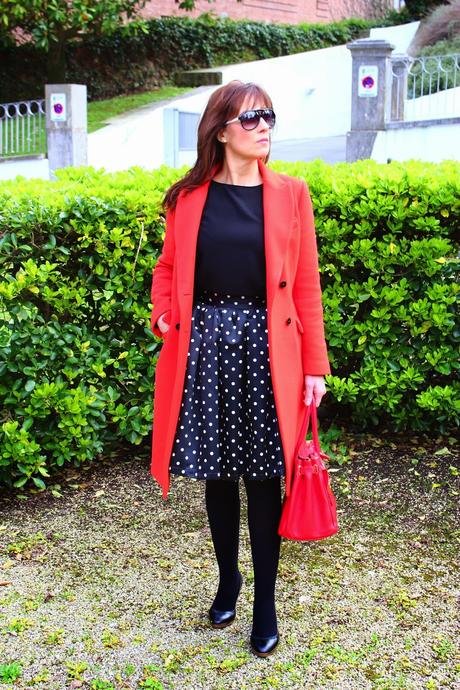 MIS LOOKS - FALDA LUNARES Y ROJO