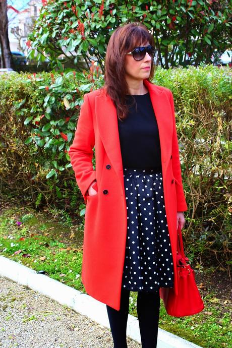 MIS LOOKS - FALDA LUNARES Y ROJO