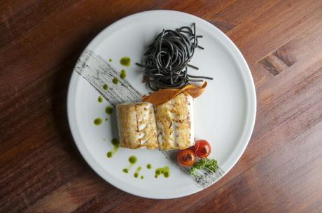 Engordar en Velázquez Merluza de Cantábrico con centro de espaguetis de calamar y tomatitos