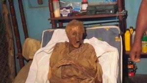 Cadáver anciana de Batitoa es llevado a Morgue.