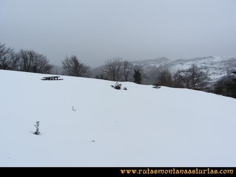 Ruta Orilles-Cueto Ventoso: Mesas y bancos entre nieve en el Collau Ablanu