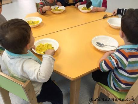 niños comiendo escuela infantil