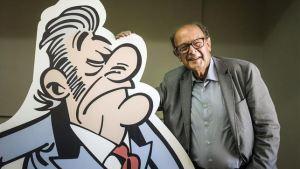 El dibujante Francisco Ibáñez, con el protagonista del nuevo tebeo de Mortadelo y Filemón