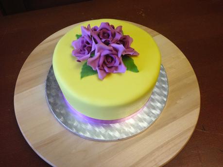 Tarta con rosas, de vainilla, naranja y azahar