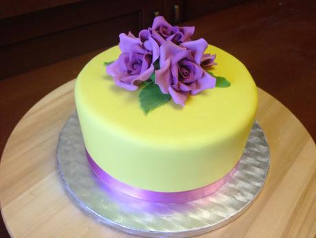 Tarta con rosas, de vainilla, naranja y azahar