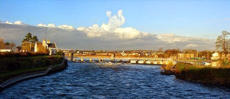 Presa y puente salmón de Galway