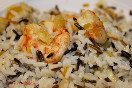 Arroz salvaje con piñas y gambas