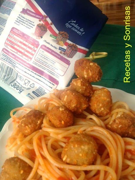 ESPAGUETIS CON TOMATE Y PALOMITAS DE POLLO CRUJIENTES CON VERDURAS