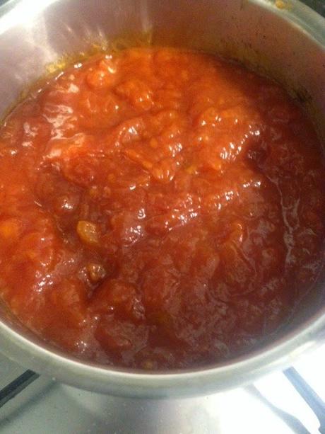 ESPAGUETIS CON TOMATE Y PALOMITAS DE POLLO CRUJIENTES CON VERDURAS