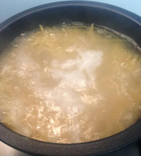 ESPAGUETIS CON TOMATE Y PALOMITAS DE POLLO CRUJIENTES CON VERDURAS