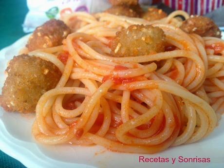 ESPAGUETIS CON TOMATE Y PALOMITAS DE POLLO CRUJIENTES CON VERDURAS