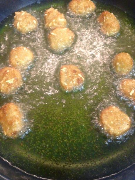 ESPAGUETIS CON TOMATE Y PALOMITAS DE POLLO CRUJIENTES CON VERDURAS