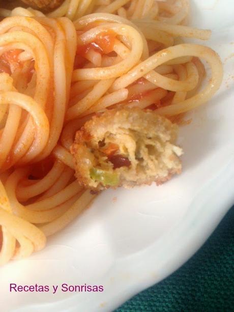 ESPAGUETIS CON TOMATE Y PALOMITAS DE POLLO CRUJIENTES CON VERDURAS