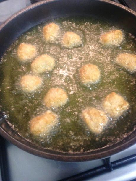 ESPAGUETIS CON TOMATE Y PALOMITAS DE POLLO CRUJIENTES CON VERDURAS