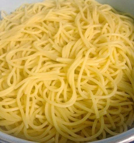 ESPAGUETIS CON TOMATE Y PALOMITAS DE POLLO CRUJIENTES CON VERDURAS