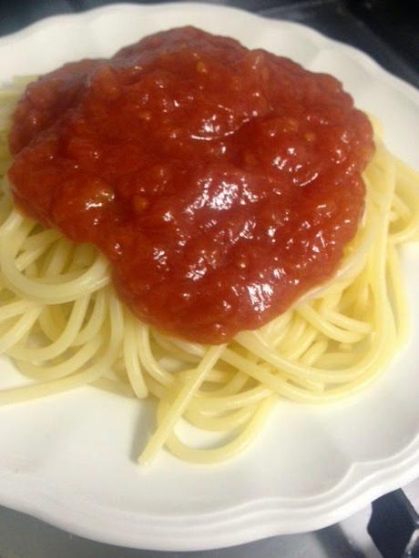 ESPAGUETIS CON TOMATE Y PALOMITAS DE POLLO CRUJIENTES CON VERDURAS