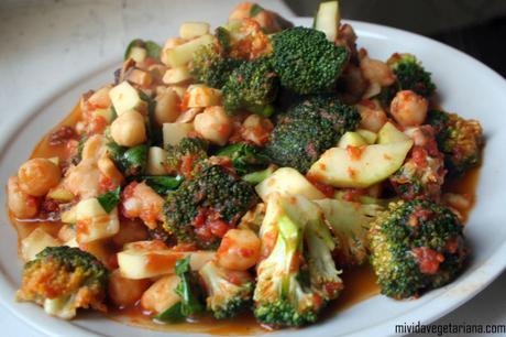 Garbanzos con sofrito de tomate, espinacas, calabacín, champiñones y brócoli