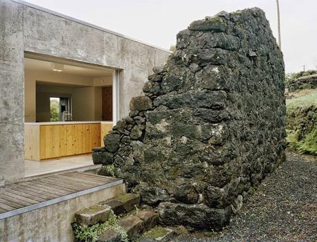 De antigua ruina a casa de vacaciones contemporánea en Azores