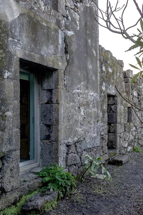 De antigua ruina a casa de vacaciones contemporánea en Azores