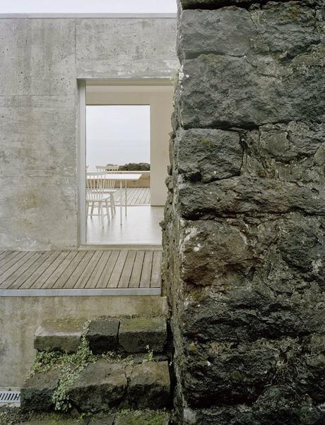 De antigua ruina a casa de vacaciones contemporánea en Azores