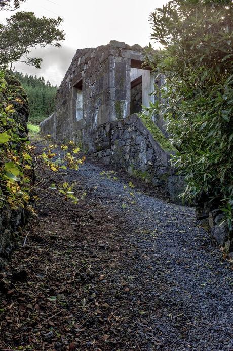 De antigua ruina a casa de vacaciones contemporánea en Azores