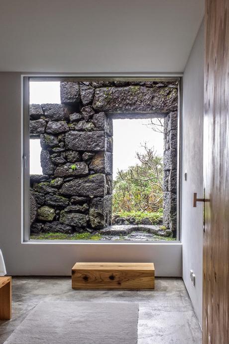 De antigua ruina a casa de vacaciones contemporánea en Azores