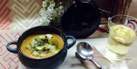 Sopa de pescado con aros de calamar