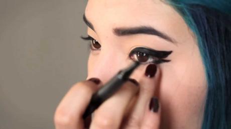 Un vídeo tutorial de cosmética se convierte en un vídeo inspiracional sobre la belleza.A