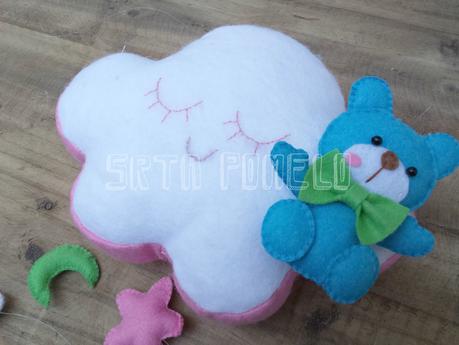 Un colgante móvil para la cuna del bebé.