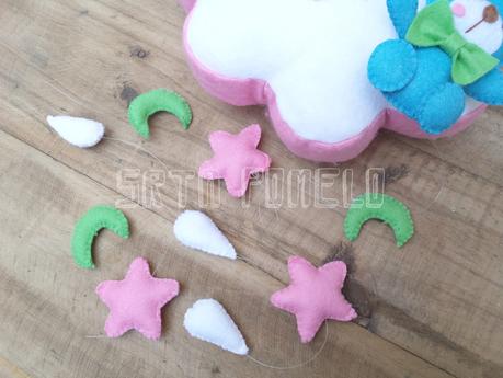 Un colgante móvil para la cuna del bebé.