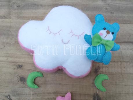 Un colgante móvil para la cuna del bebé.