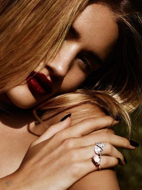 Rosie Huntington-Whiteley se desnuda para Violet Grey