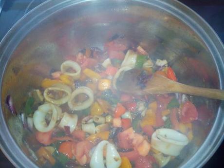 Cazuela de colores y calamares Cazuela de colores y calamares